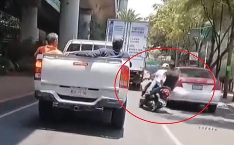 Impactante video: Motociclistas que cortaban carriles en tráfico acaban bajo un camión