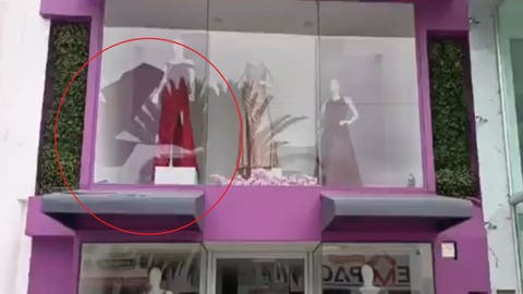 ¡Otro cristalazo en Puebla! Rompen el vidrio de tienda de vestidos en plena Avenida Juárez.