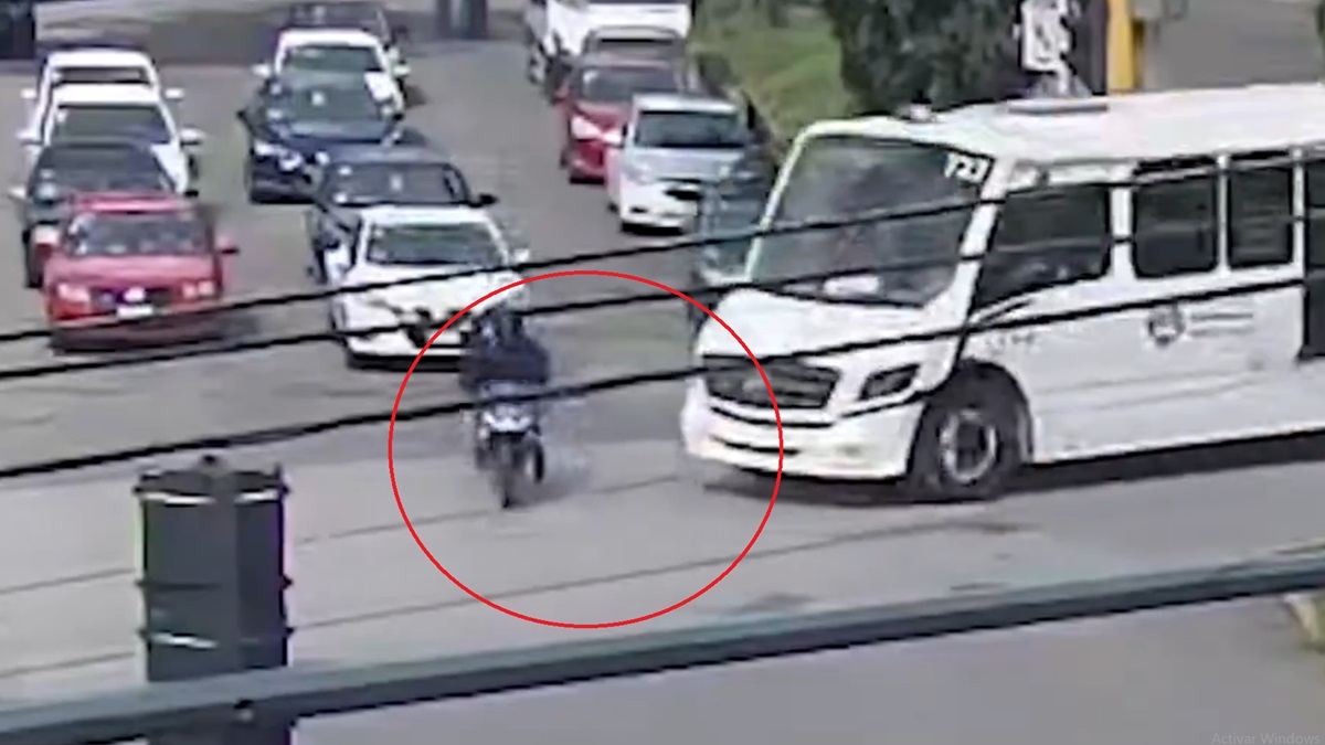 Chofer de RUTA T23 huye tras pasarse semáforo en rojo y chocar contra motocicleta en Puebla
