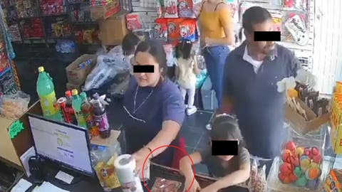¡Familia de rateros! Usan a su hija menor para robar cartera en tienda de abarrotes