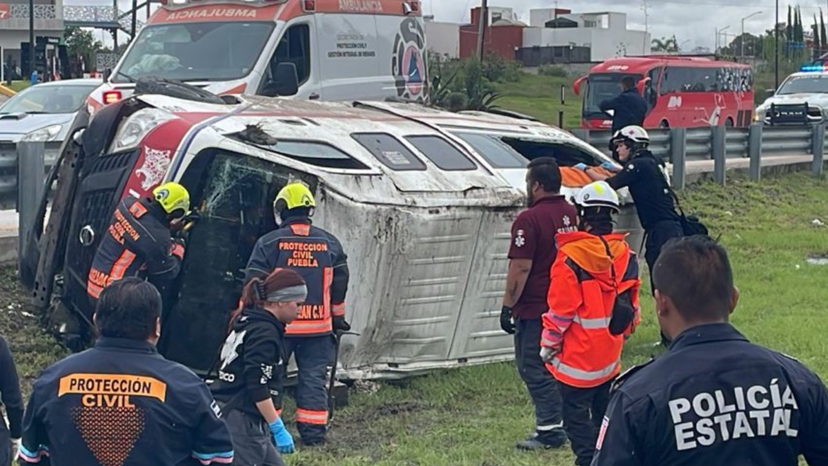 ¡Impactante vuelco! Transporte público de la Ruta Movilomas se voltea en el Periférico Ecológico