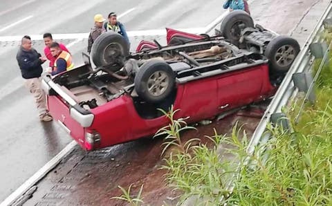 Muere tras volcadura de camioneta en la México-Puebla: tres heridos más