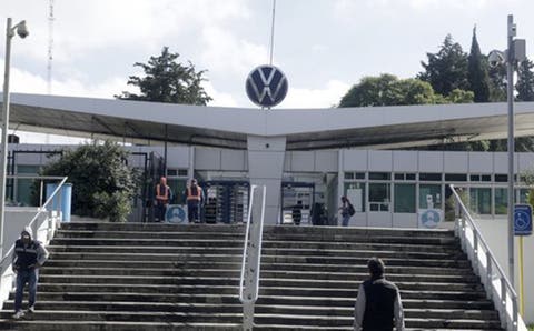 ¡Volkswagen en crisis! Podría cerrar plantas y eliminar seguridad laboral