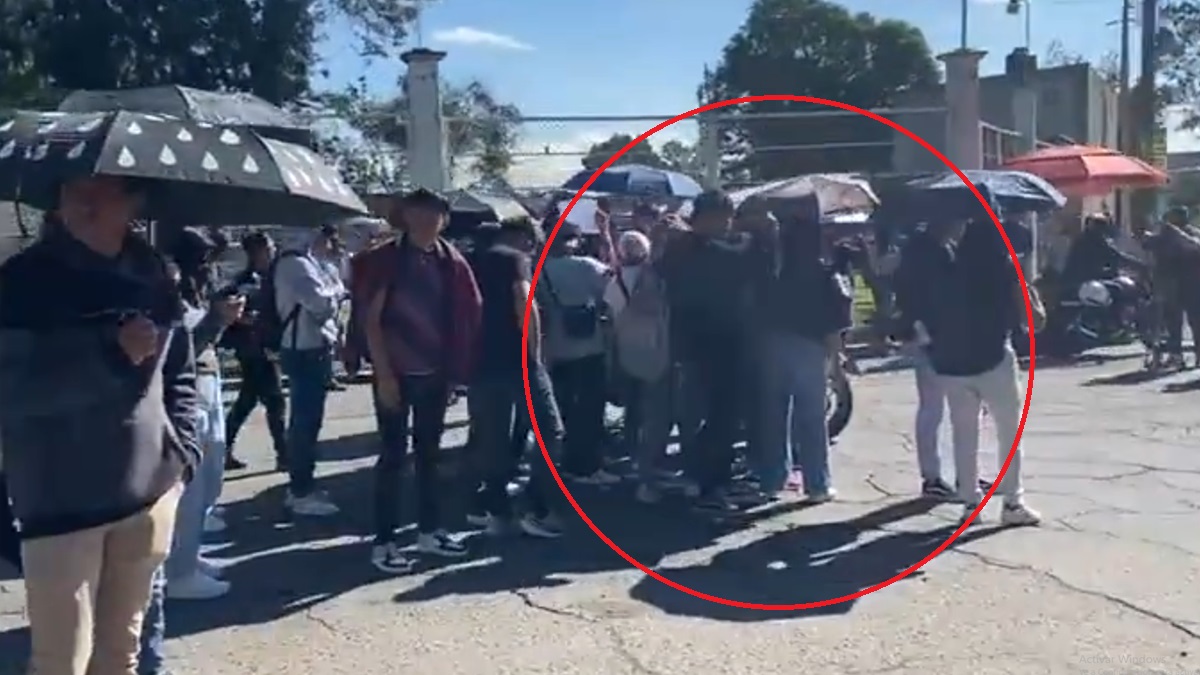 ¡Estudiantes de la Politécnica bloquean carretera por baches e inundaciones!