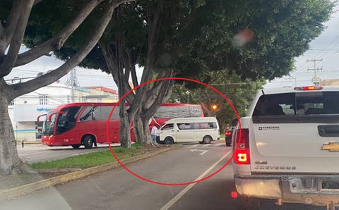 Choque entre ADO y combi causa caos vial en la 31 Poniente y 16 de Septiembre