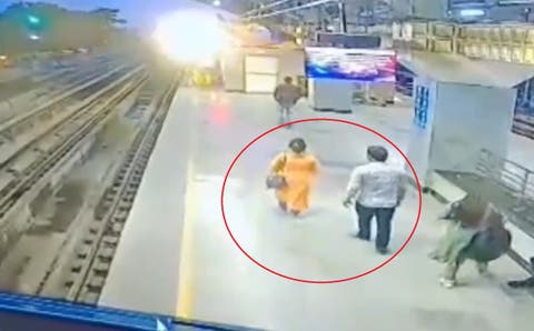 Hombre se lanza con su pareja a las vías del tren: impactante video muestra el momento del trágico suceso
