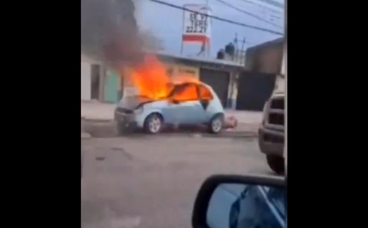 VIDEO Arde un auto en Colonia La Loma, testigos aseguran que el incendio fue provocado