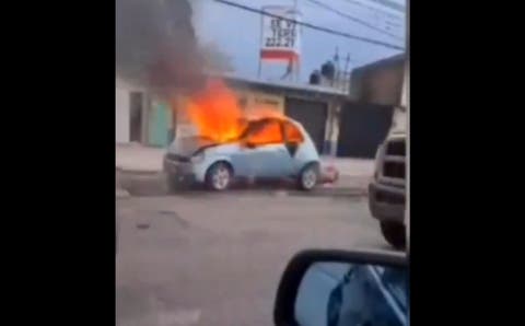 VIDEO Arde un auto en Colonia La Loma, testigos aseguran que el incendio fue provocado