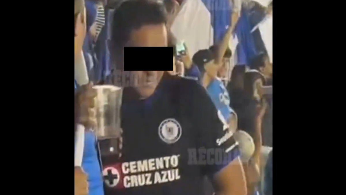¡Inaceptable! Aficionado de Cruz Azul orina en un vaso y lo lanza a las gradas.