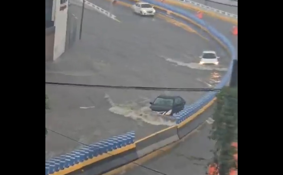 ¡Tormenta Apocalíptica en Puebla! Calles inundadas, autos atrapados y un espectacular colapsado