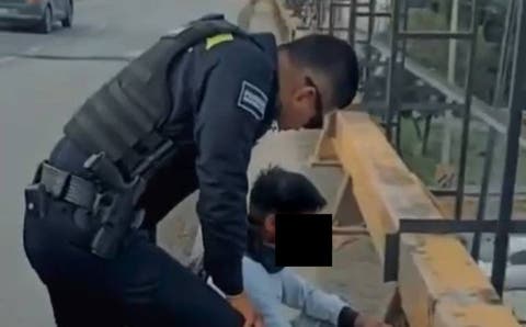 Joven intenta lanzarse de un puente en Puebla por desamor ¡Policías evitan tragedia