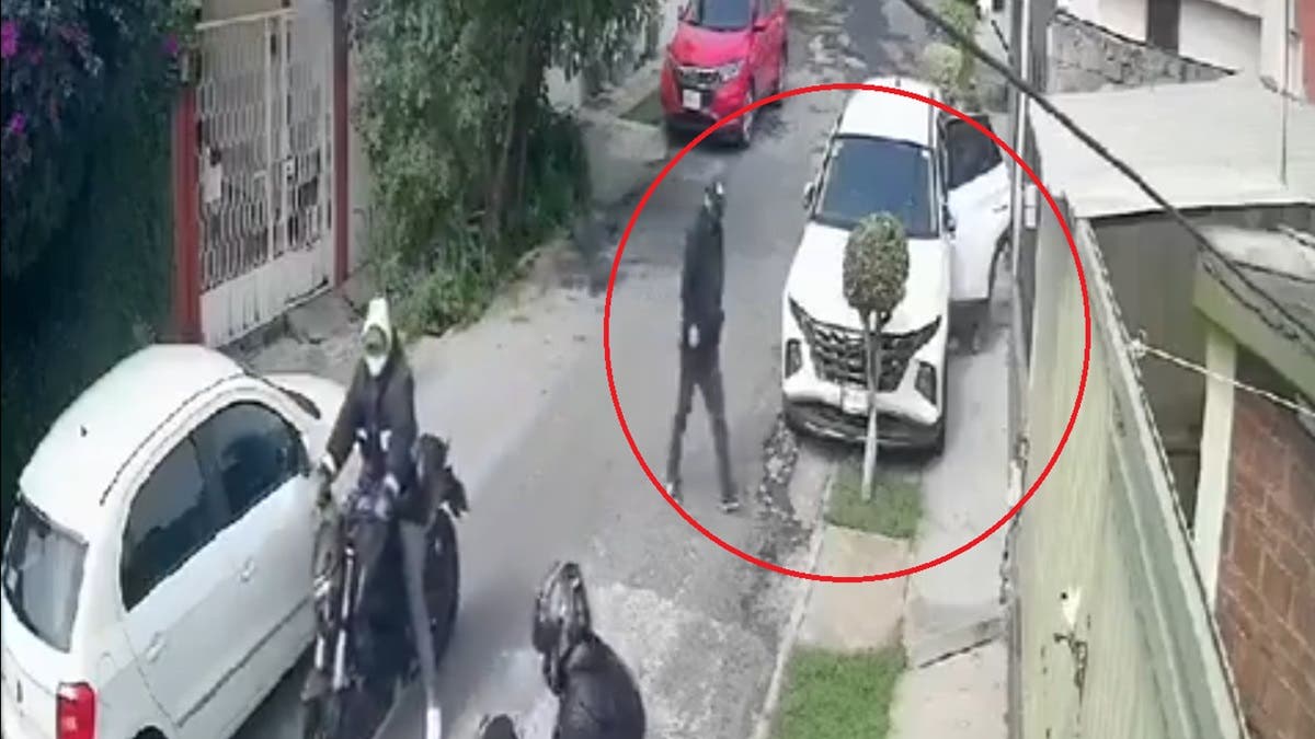 Mujer se salva de robo de su camioneta; logro correr al notar la presencia de los ladrones que llegaron en motocicletas