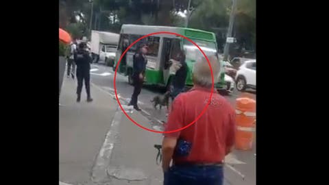 ¡Héroe! Policía enfrenta a sujeto que maltrataba a su perrito en la calle