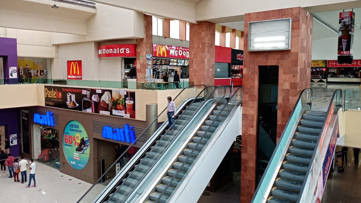 ¡Tragedia en Plaza Dorada! Abuelita sufre fractura de tobillo al caer de las escaleras eléctricas