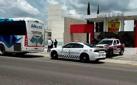 ¡Terror en la federal a Tehuacán! Violento asalto en autobús de Línea Valles deja dos heridos