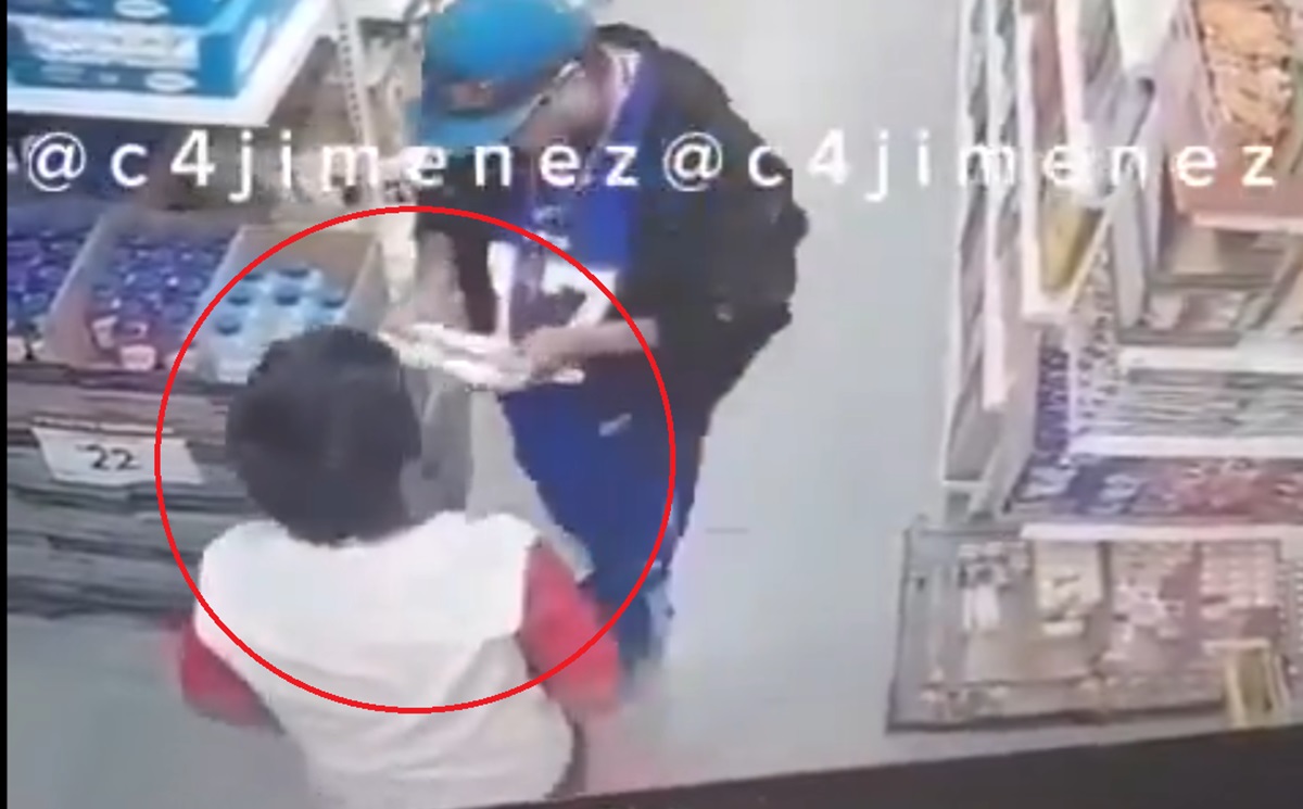 ¡Escuela del crimen desde casa! Captan a sujeto robando junto a su hijo menor en tienda Aurrerá