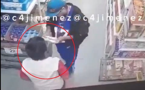 ¡Escuela del crimen desde casa! Captan a sujeto robando junto a su hijo menor en tienda Aurrerá
