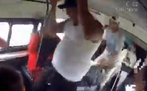VIDEO Ladrones exigen billetes ‘de los grandotes’ en asalto a combi