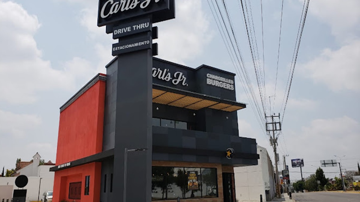 ¡Pánico en Zavaleta! Asaltan Carls Jr. y roban moto de repartidor