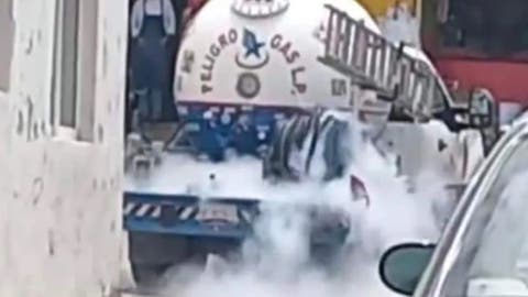 ¡Alerta en Tlachichuca! Pipa con fuga de gas pone en riesgo al centro del municipio