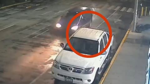 Fuerte Video: Poblanos buscan a conductor que se pasó un alto y embistió dejando grave a un motociclista en 25 oriente