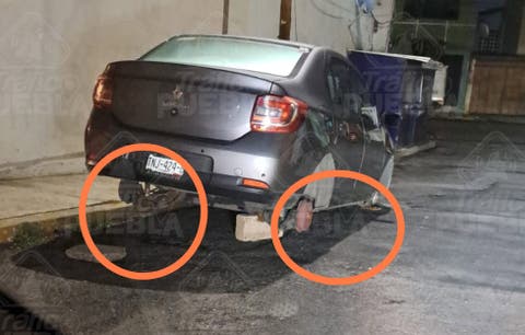 Auto amanece sin las cuatro llantas en Infonavit La Rosa