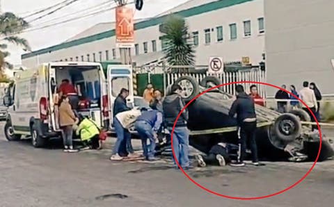 &iexcl;Bache mortal! Auto vuelca en Cuautlancingo y deja tres heridos