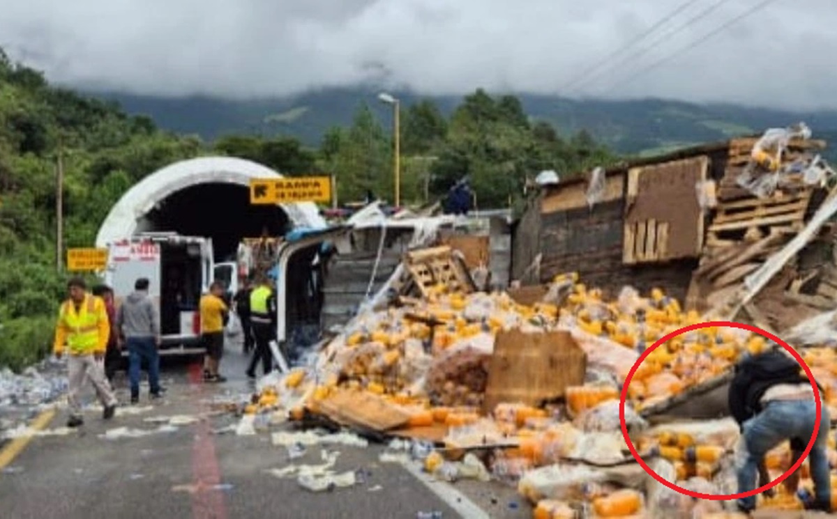 ¡Se voltea el tráiler y empieza la rapiña! Cargamento de jugos desaparece en la Puebla-Orizaba