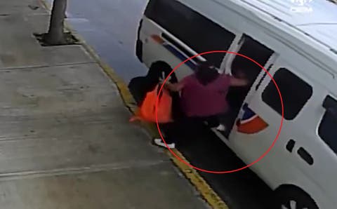 ¡Indignante! Chofer de transporte público en Tehuacán avanza antes de que una abuelita baje (VIDEO)