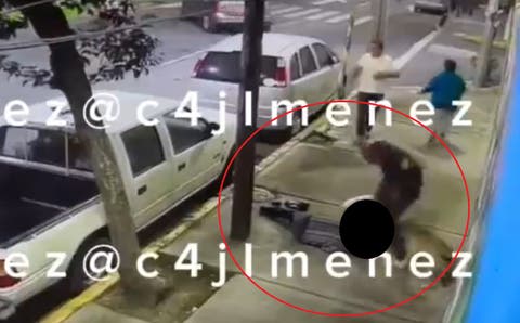 Le iban a pelear con un tubo, pero prefirieron dispararle. Lo mataron y perros atacaron a quien intentó ayudarlo