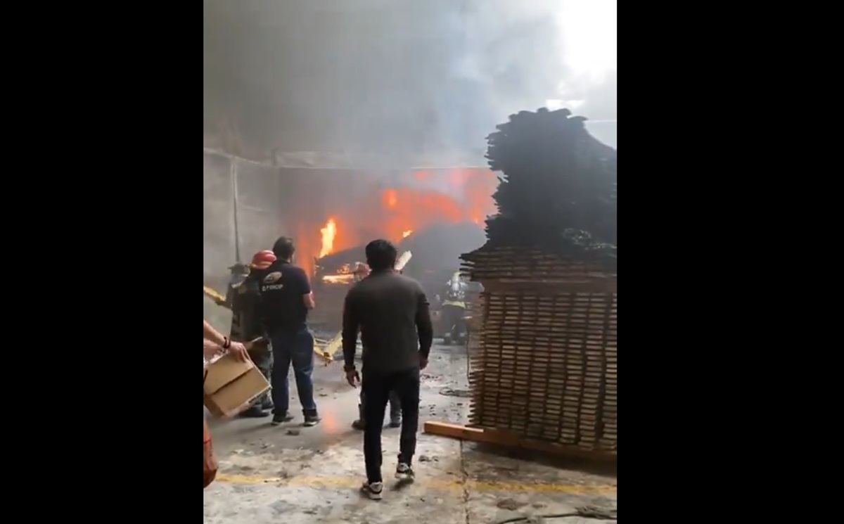 ¡Impactante! Gran incendio arrasa con nave industrial en Cuautlancingo: columnas de humo por todo el municipio