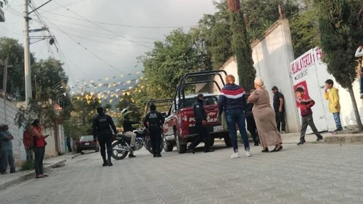 Identifican como Erika a mujer que fue baleada cuando reclamó el robo de una camioneta en Puebla, su esposo fue macheteado