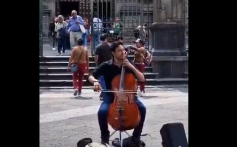 ¡Conoce a Oscar Aldana! El violonchelista que llena de música las calles de Puebla