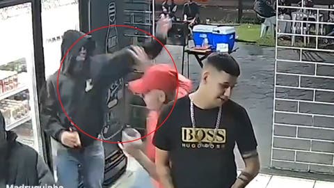 Fuertes imágenes: Borracho busca pelea y acaba asesinando a hombre que no quería problemas