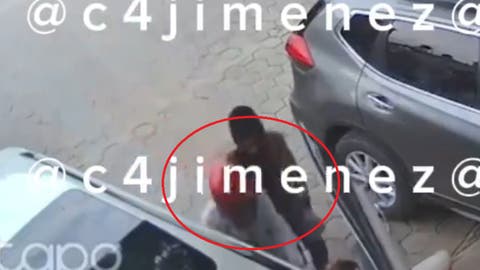 Captan momento en que una mujer armada y cómplice golpean a una señora