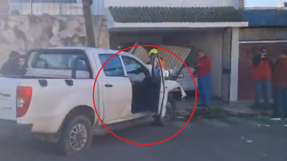 ¡Fuga tras accidente! Camioneta del Ayuntamiento de Puebla derriba el zaguán de una casa tras ser impactada en la 5 Sur