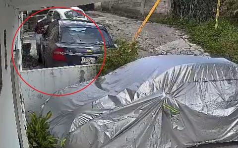 ¡Impresionante robo en dos minutos! Ladrón desvalija auto en colonia Antequera, Puebla
