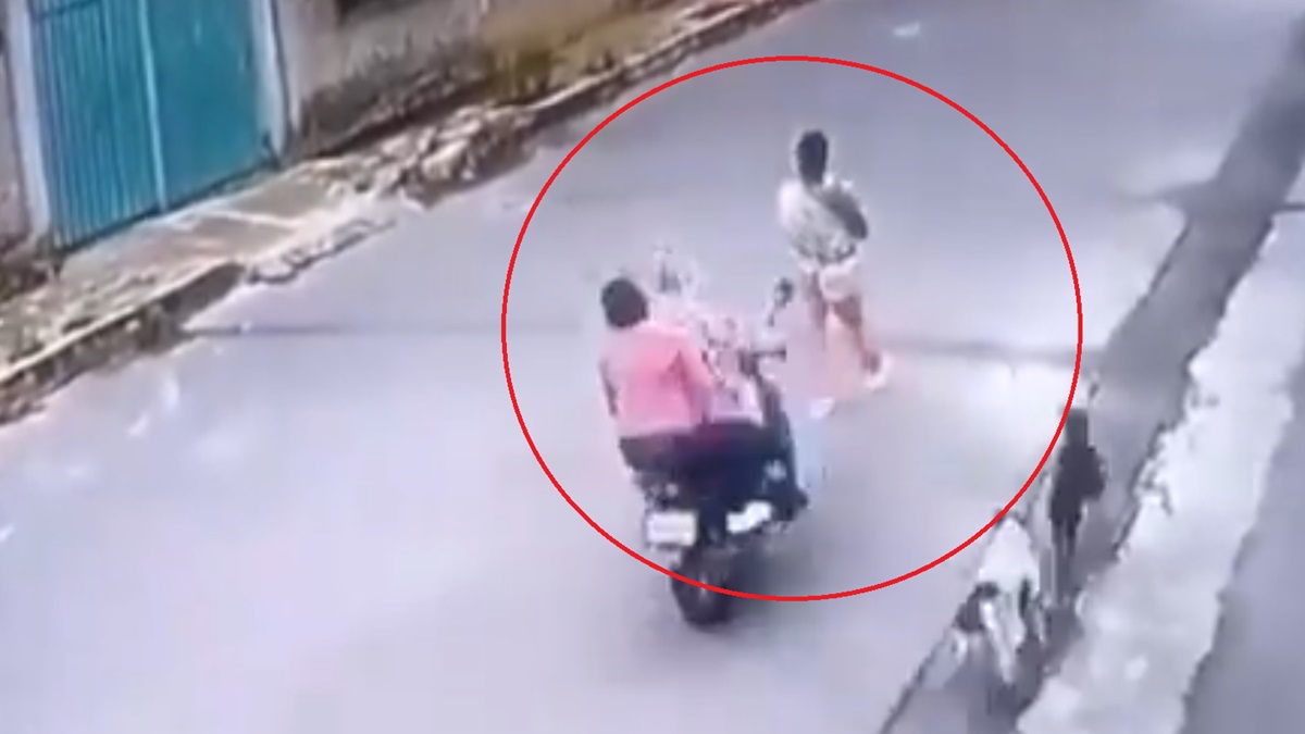 ¡Tragedia! VIDEO Motoneta arrolla a madre y bebé en brazos