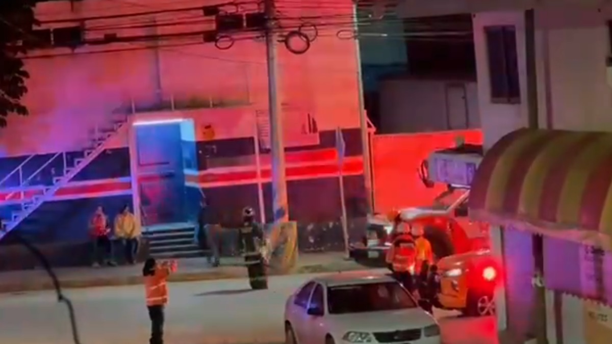 VIDEO Evacúan a 30 trabajadores tras incendio en el Parque Industrial Resurrección