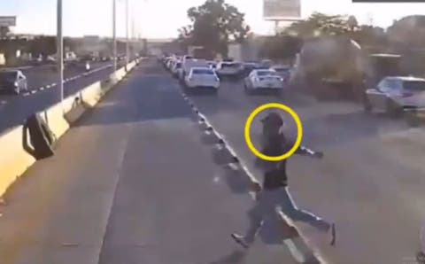 FUERTE VIDEO ¡El karma no perdona! Ladrón muere atropellado tras robar tenis Jordan con machete en mano
