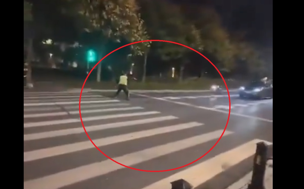 ¡Fuerte video! Policía atropellado por motociclista a toda velocidad