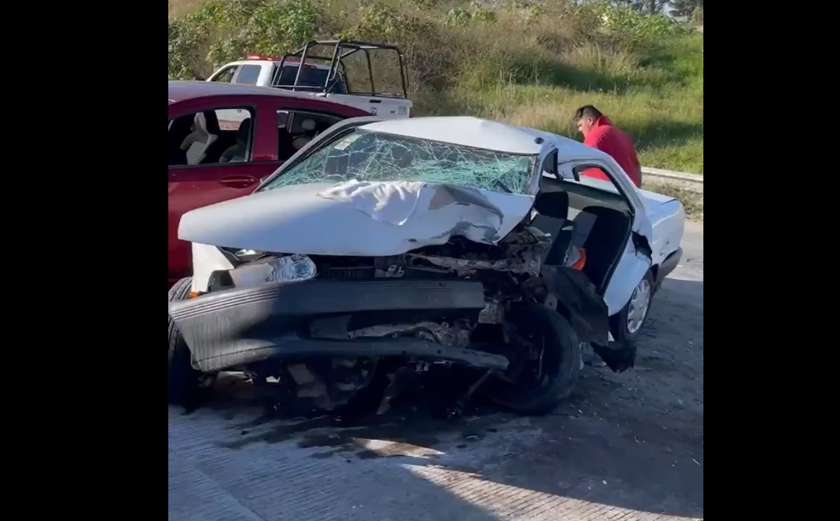 FUERTE VIDEO ¡Conductor con 16 fotomultas choca y queda prensado en el Periférico! Destrozó su Tsuru a exceso de velocidad