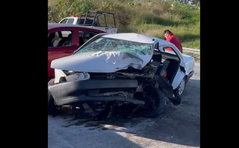 FUERTE VIDEO ¡Conductor con 16 fotomultas choca y queda prensado en el Periférico! Destrozó su Tsuru a exceso de velocidad