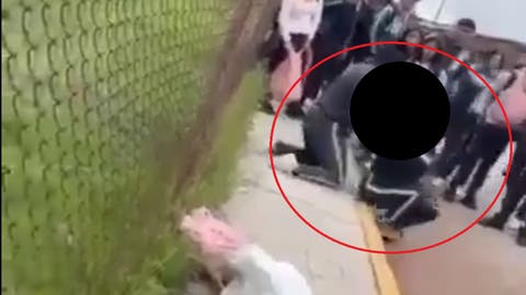 FUERTE VIDEO ¡A golpes fuera del CECyTE! Estudiantes de Chignahuapan se enfrentan mientras adultos miran sin intervenir
