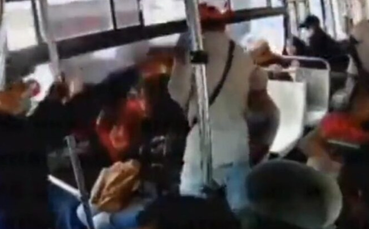 ¡Alerta en el RUTA! Carteristas navajean mochila de pasajera y la despojan de sus pertenencias en Puebla