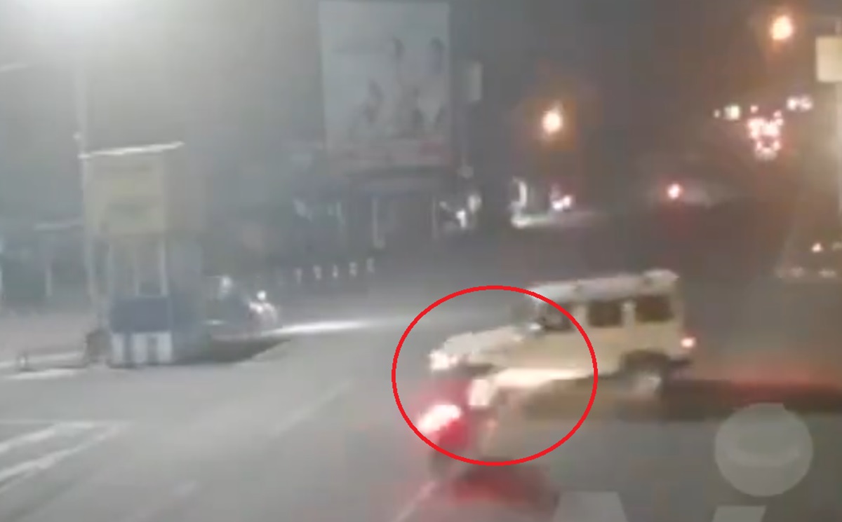 Impactante accidente: motocicleta explota y deja al conductor envuelto en llamas