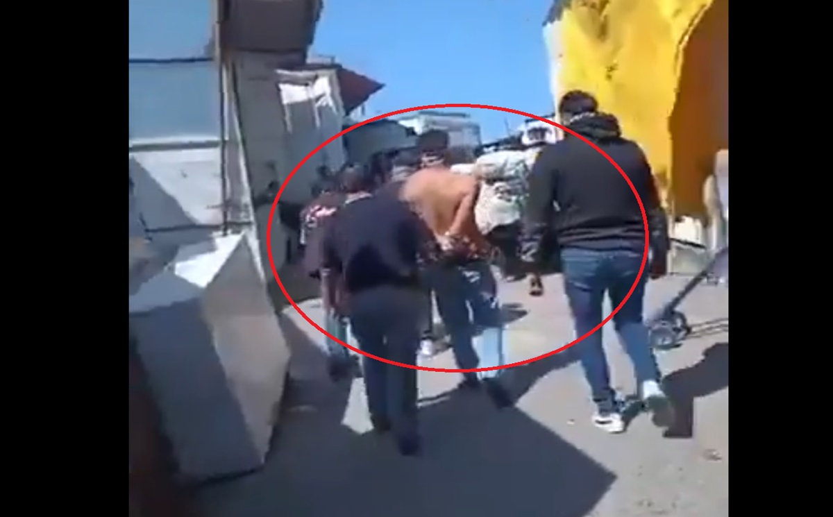 ¡Poblanos Justicieros! Comerciantes atrapan a dos ladrones en el tianguis de Texmelucan