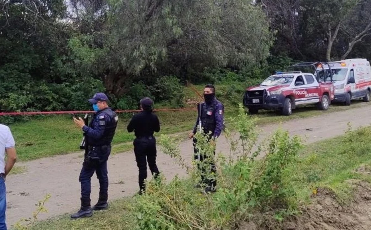 ¡Macabro hallazgo! Encuentran cadáver embolsado en carretera de El Verde