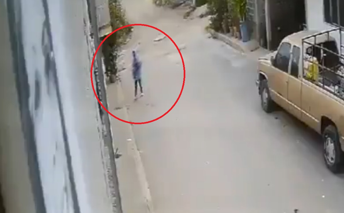 ¡Indignante!  Captan a mujer abandonando a un bebé en plena calle en Tecámac