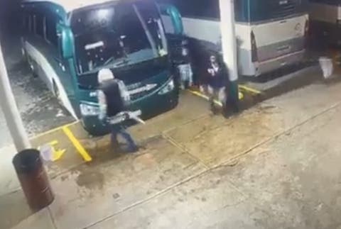 Impactante robo: 13 camiones de pasajeros y choferes secuestrados en Chalma y Santiago
